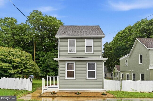 Building Photo - 705 Forrest St