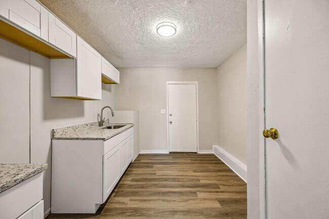 Building Photo - 1629 E 9th St