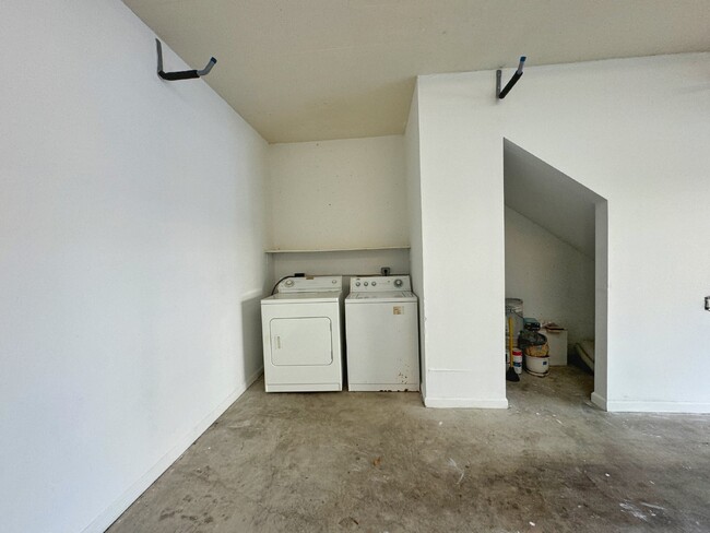 Building Photo - Las Palmas One-Bedroom townhouse with garage