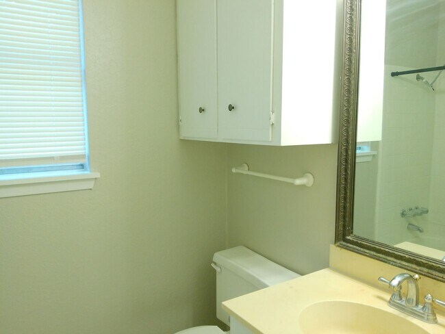 Building Photo - 4622 Newbury Ln