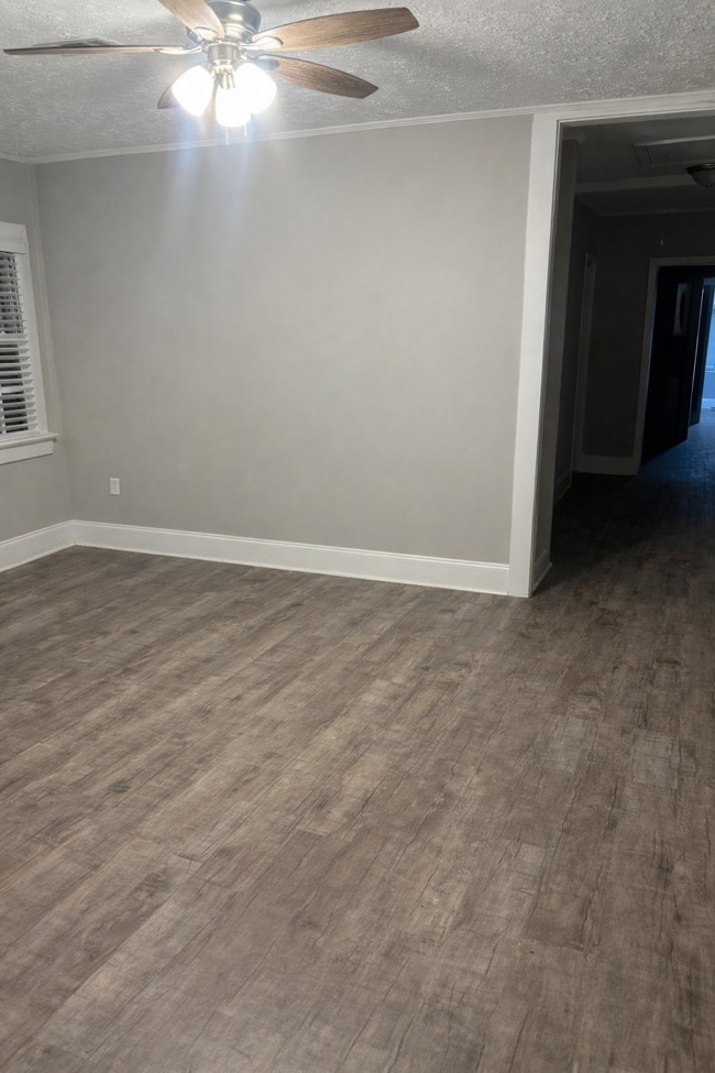 Building Photo - 554 Lynmore Ave