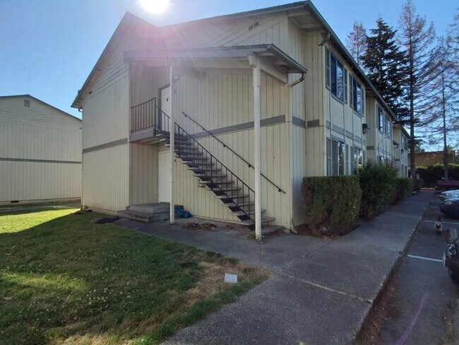 Building Photo - 1629 Maple Ln