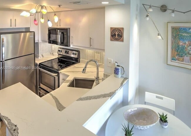 Building Photo - 2951 S Bayshore Dr