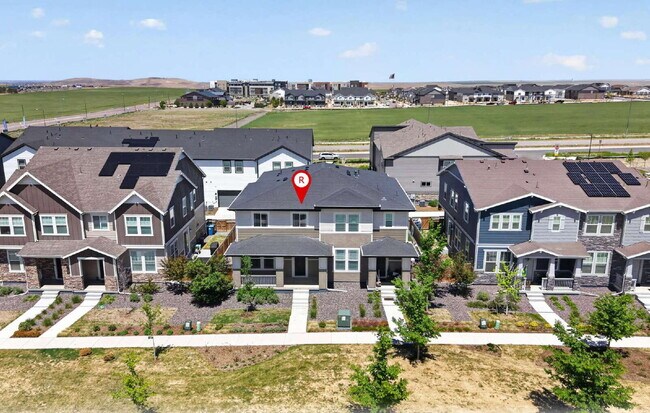 Building Photo - Beautiful 3 bed, 3 bath townhome in the lovely Painted Prairie Community!