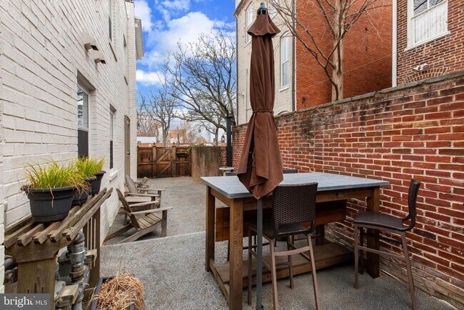 Building Photo - 810 Queen St