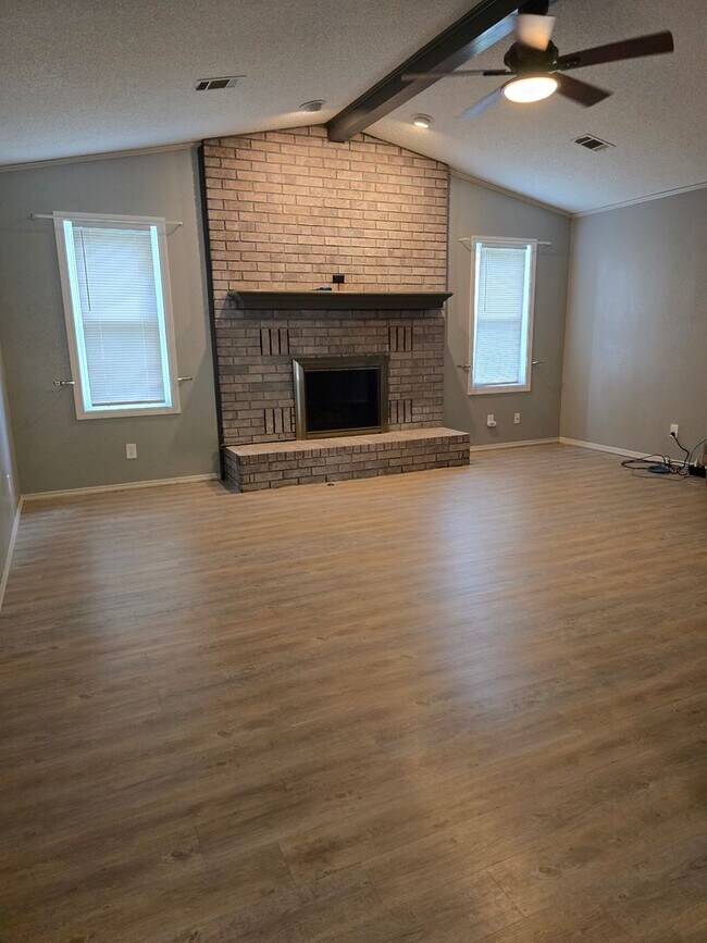 Building Photo - 3 bedroom 2 bath home with basement for lease