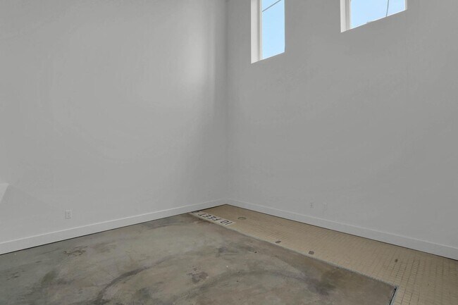 Building Photo - Featuring Lady Gaga/Bradley Cooper
