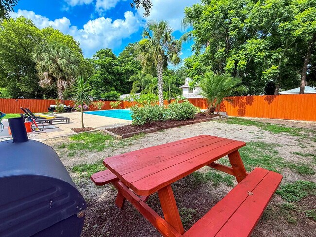 Building Photo - 904 15th St NE