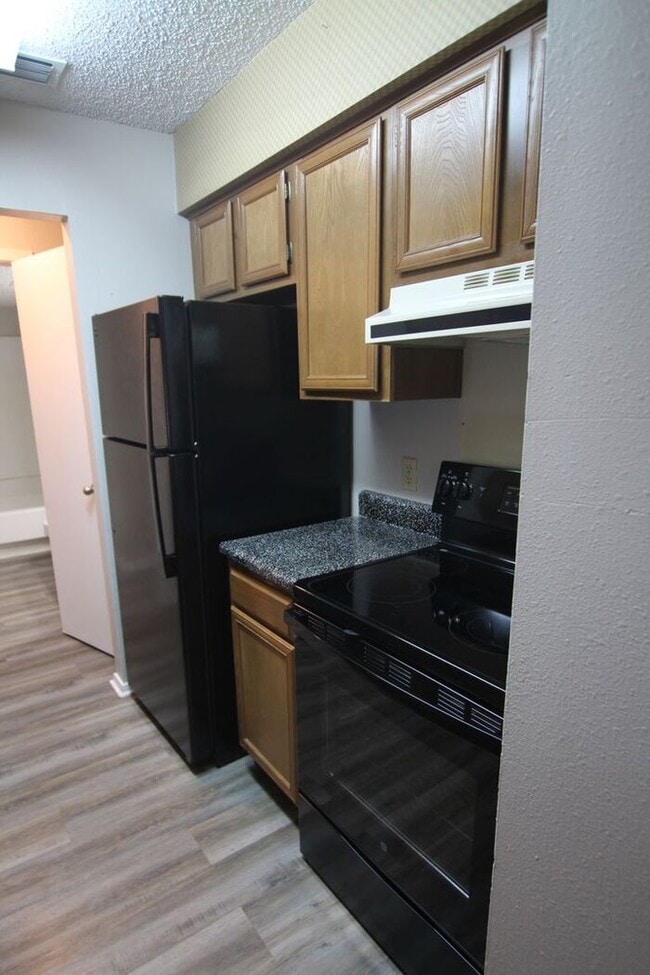Building Photo - Coming Soon: 2 Bedroom, 1 Bathroom Downsta...