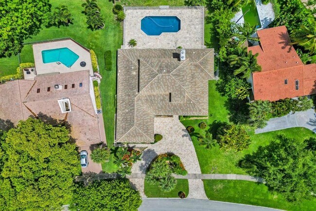 Building Photo - 2527 Lakes Dr