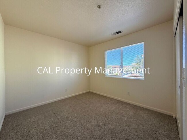 Building Photo - Stunning 5 Bed/3 Bath Home with Fireplace & 2 Car Garage