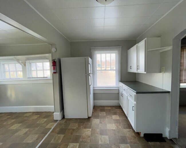 Building Photo - Washer and Dryer Hook Ups