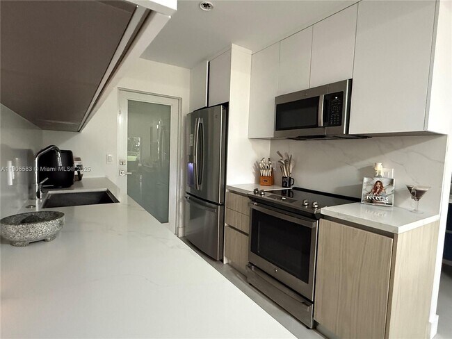 Building Photo - 881 Ocean Dr