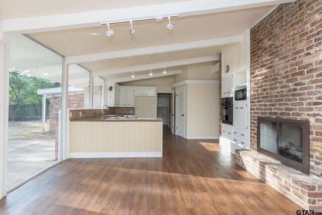 Building Photo - 3215 Fernwood Dr