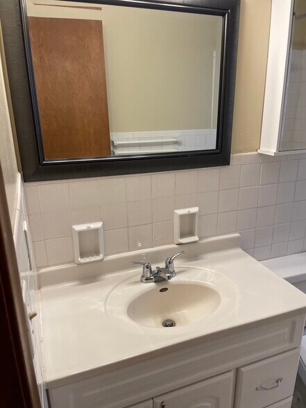 Bath sink - 9032 Ohio St