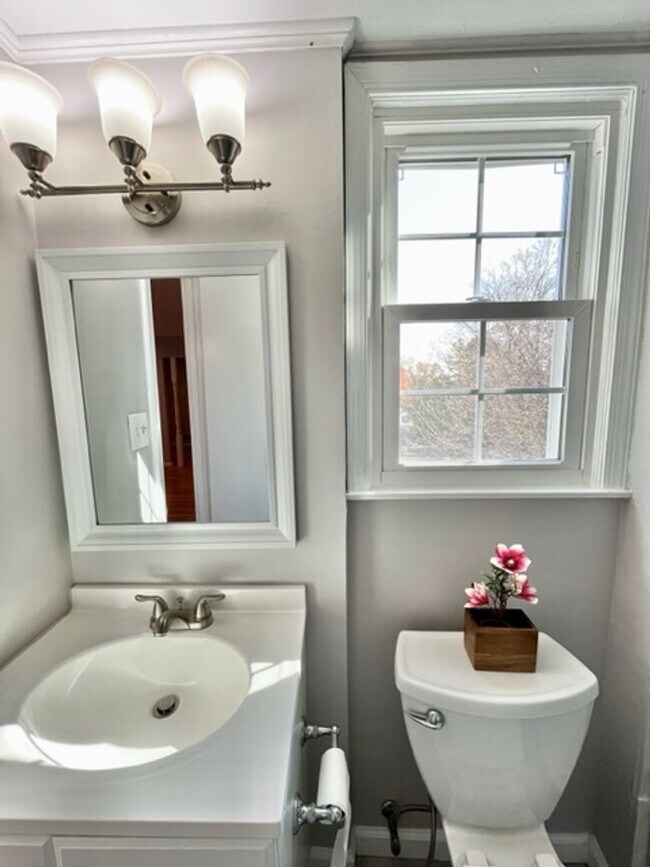 Building Photo - Beautiful and updated 4 BR 2.5 BA with garage and lovely yard!