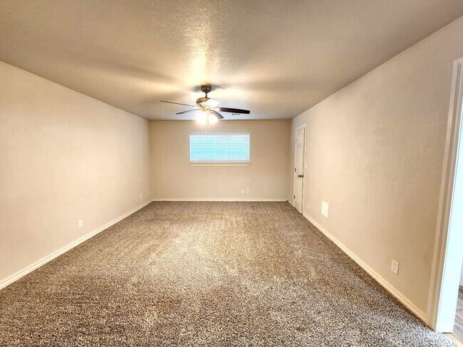 Building Photo - 4 Bed 2.5 Bath 2 Car Garage in Camelot Addition NW OKC