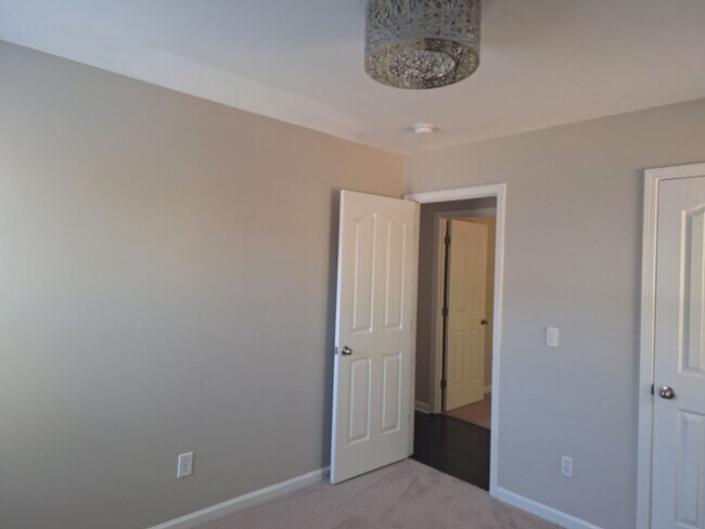 Building Photo - Fantastic Three Bedroom Home in Lexington!