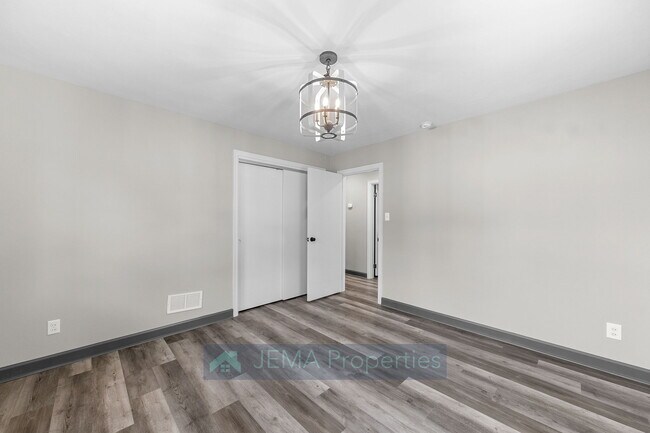 Building Photo - 503 E 8th St