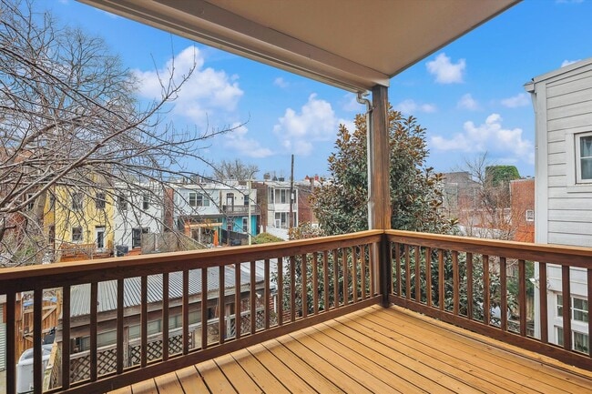 Building Photo - Newly Renovated: 4 Bed 2 Bath on 5th Stree...