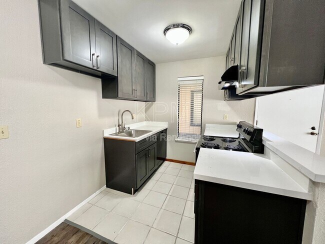 Building Photo - 6724 Plymouth Rd