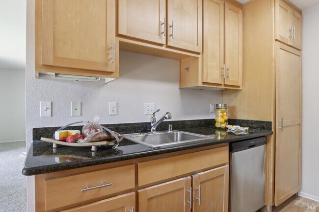 Building Photo - 900 Cambridge Dr