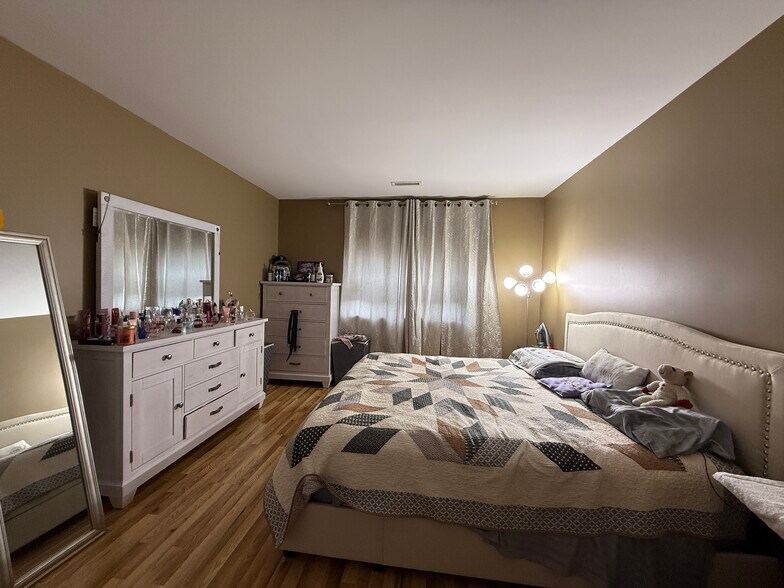 Building Photo - 211 Central St