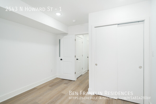 Building Photo - Awesome Bi-Level Apartment in West Kensington