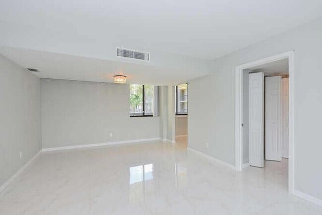 Building Photo - 1605 S US Hwy 1