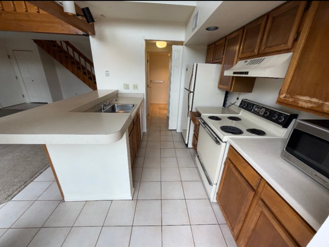 Building Photo - Spacious with sky light and loft!