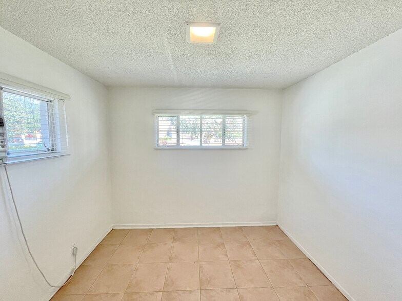 Building Photo - 11238 Oxnard St