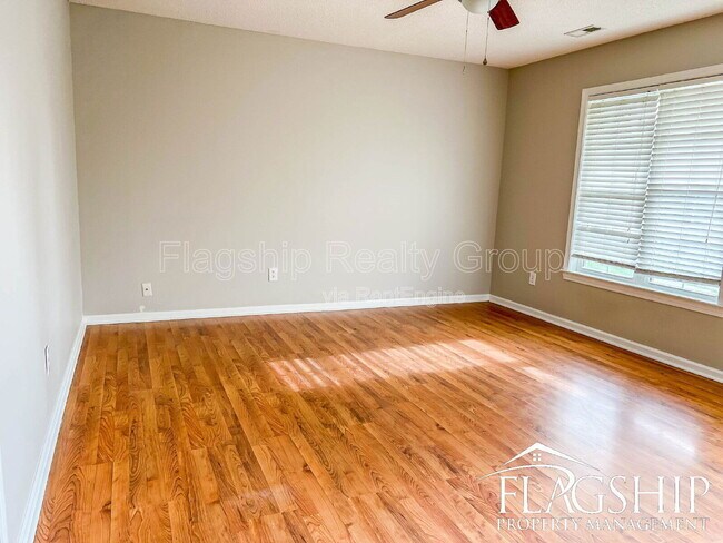 Building Photo - 3638 Highland Dr