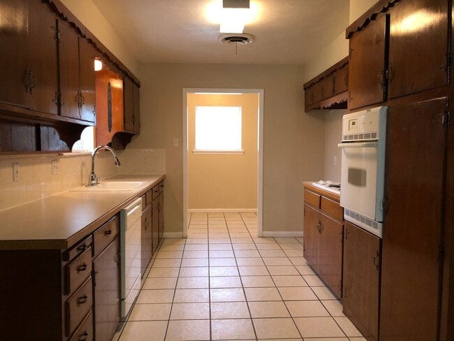 Building Photo - Coming Soon Spacious 3 Bedroom 2 Bath Home in Southwest Fort Worth