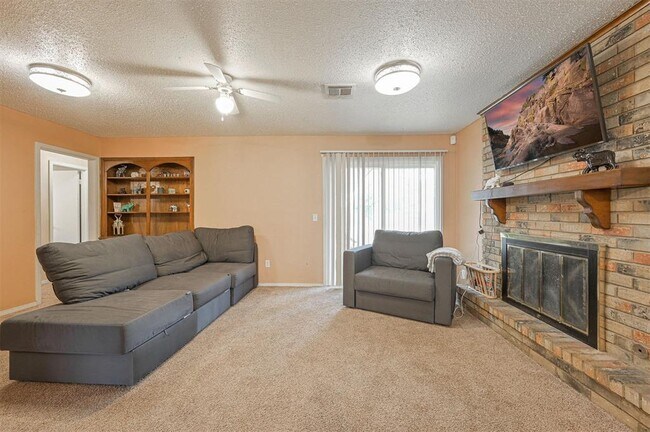 Building Photo - 1621 Kavel Dr