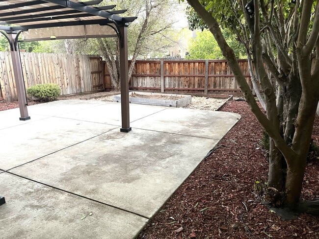 Building Photo - Spacious 3 Bedroom Condo for Rent in Linco...