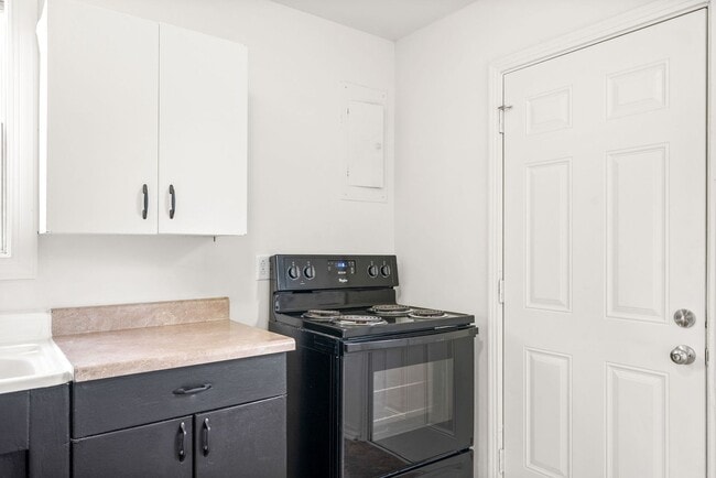 Building Photo - 3 Bedroom Home For Rent Near APSU!