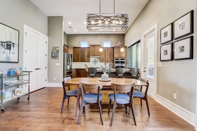 Building Photo - 10613 White Oak Dr
