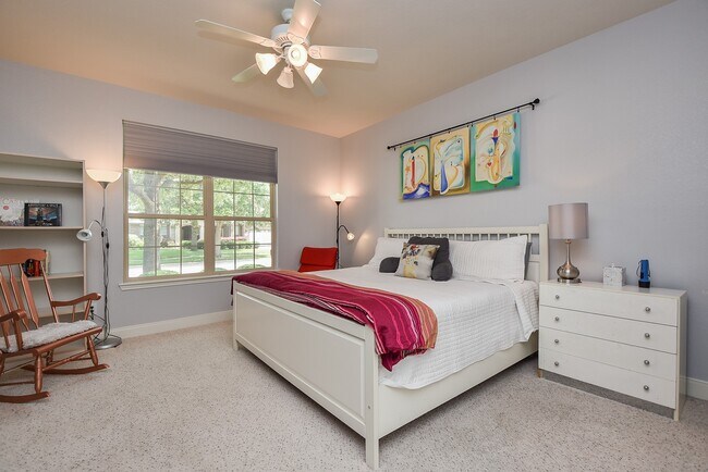 Building Photo - 1111 Majestic Oak