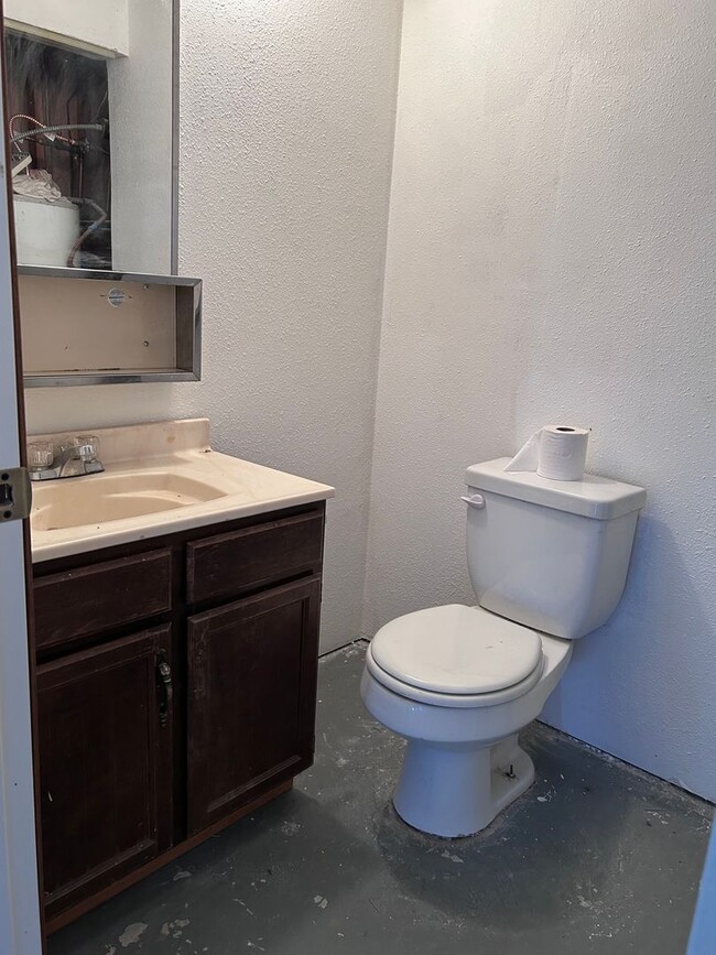 Building Photo - Updated 4BR Home in Renton's Victoria Park Neighborhood!