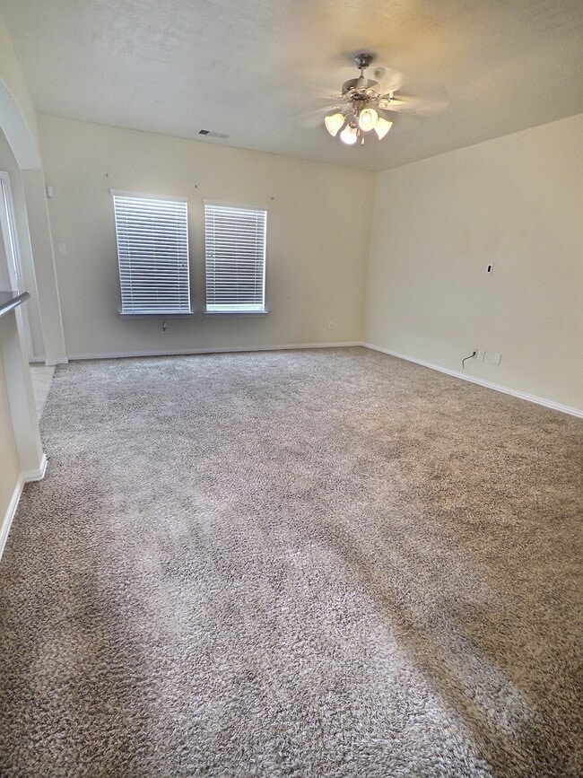 Building Photo - 118 Silverglen Ct