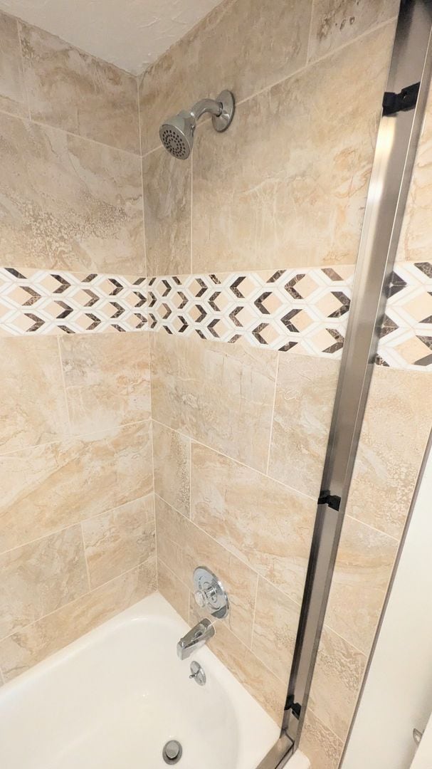 Building Photo - Seasonal/short term 2/2 condo rental with full water view on Longboat Key.