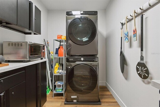 Building Photo - 1851 Royal Oak Pl E