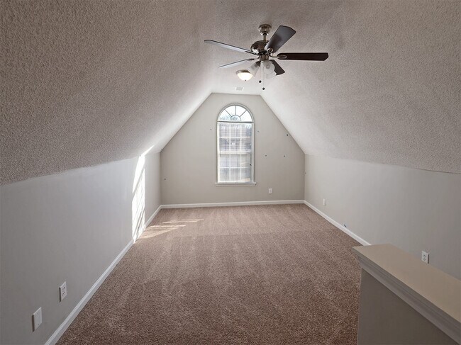 Building Photo - 3 bed, 2 bath with a Bonus room