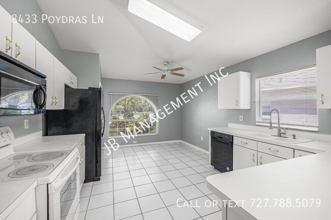 Building Photo - 8433 Poydras Ln