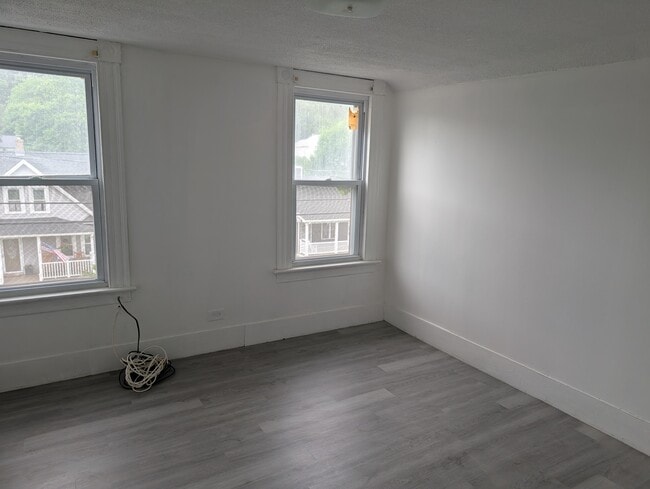 Building Photo - Feldspar Ave