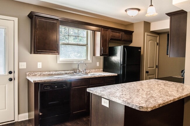 Building Photo - Pet Friendly Two Bedroom!