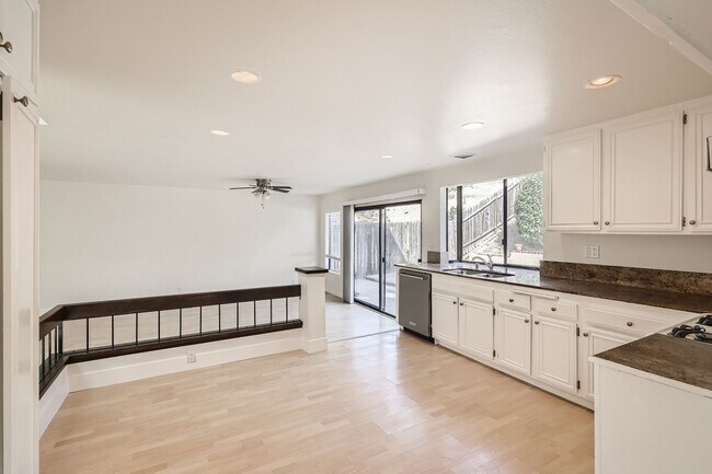Building Photo - 3 Bedroom 2.5 Bath two story home!!!