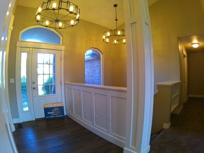 Building Photo - 5 bdrm 3bth Home 3 Car Garage Some utiliti...