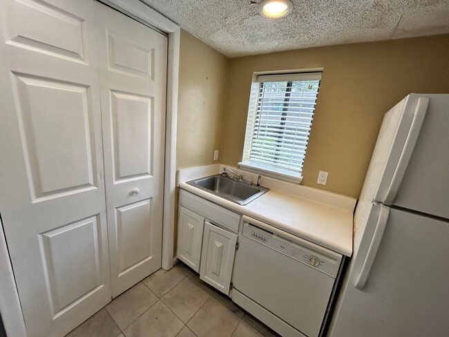 Building Photo - 6901 Lagoon Dr