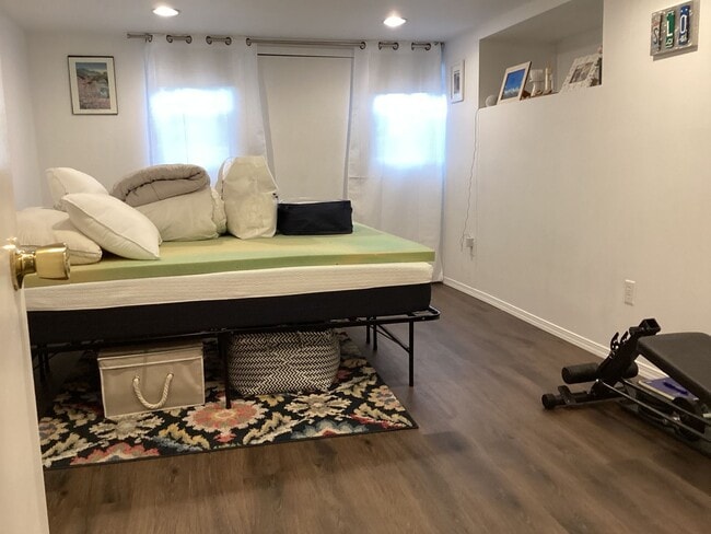 Building Photo - Cute 3 bedrooms, 2 baths walking distance to Greenlake